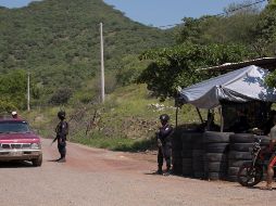 Policías rurales vigilan este sábado los caminos de entrada a la población de Tepalcatepec en el estado de Michoacán. EFE/I. Villanueva