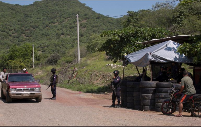 Policías rurales vigilan este sábado los caminos de entrada a la población de Tepalcatepec en el estado de Michoacán. EFE/I. Villanueva