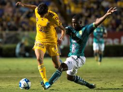Jürgen Damm (i) de Tigres disputa el balón con Joel Campbell de León este sábado. EFE/M. Sierra