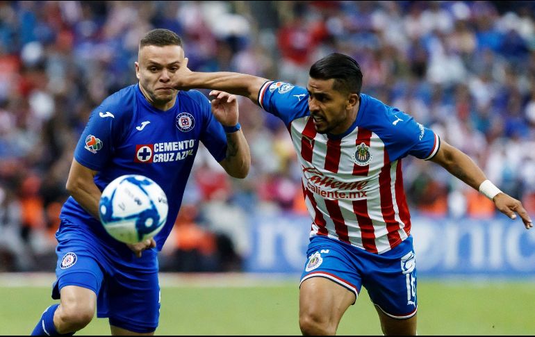El jugador de Cruz Azul Jonathan Rodríguez (i) disputa el balón con Miguel Ponce (d) de Chivas. EFE/J. Méndez