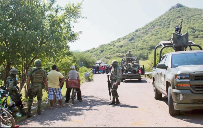 Fuerzas federales y estatales desplegaron un operativo de seguridad luego de los enfrentamientos del viernes. EL UNIVERSAL