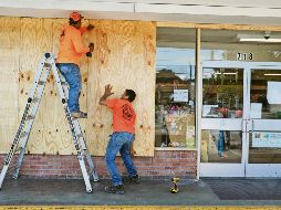 Habitantes se protegen previo al huracán. AFP