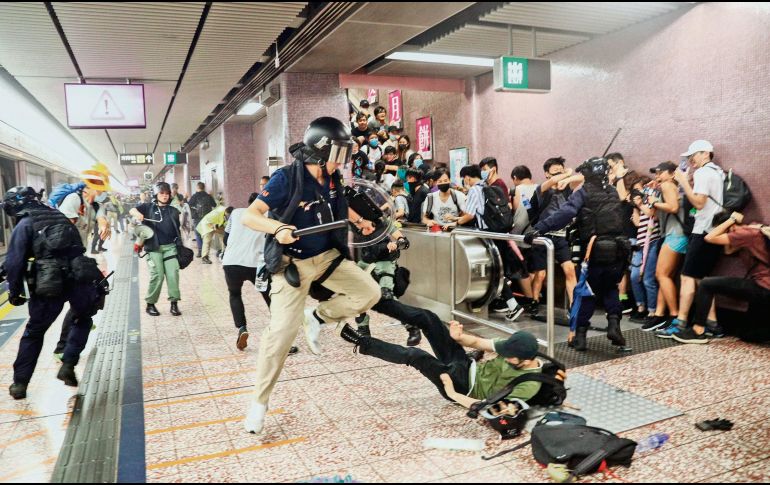 La Policía de Hong Kong arremetió contra los manifestantes. AP