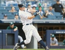 DJ LeMahieu conecta la bola para sumar su cuadrangular número 24 de la temporada. AFP