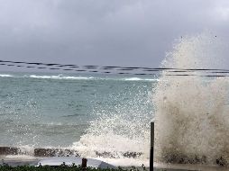 Olas azotan en la costa de Nassau, Bahamas, este domingo. AFP/L. Worboys