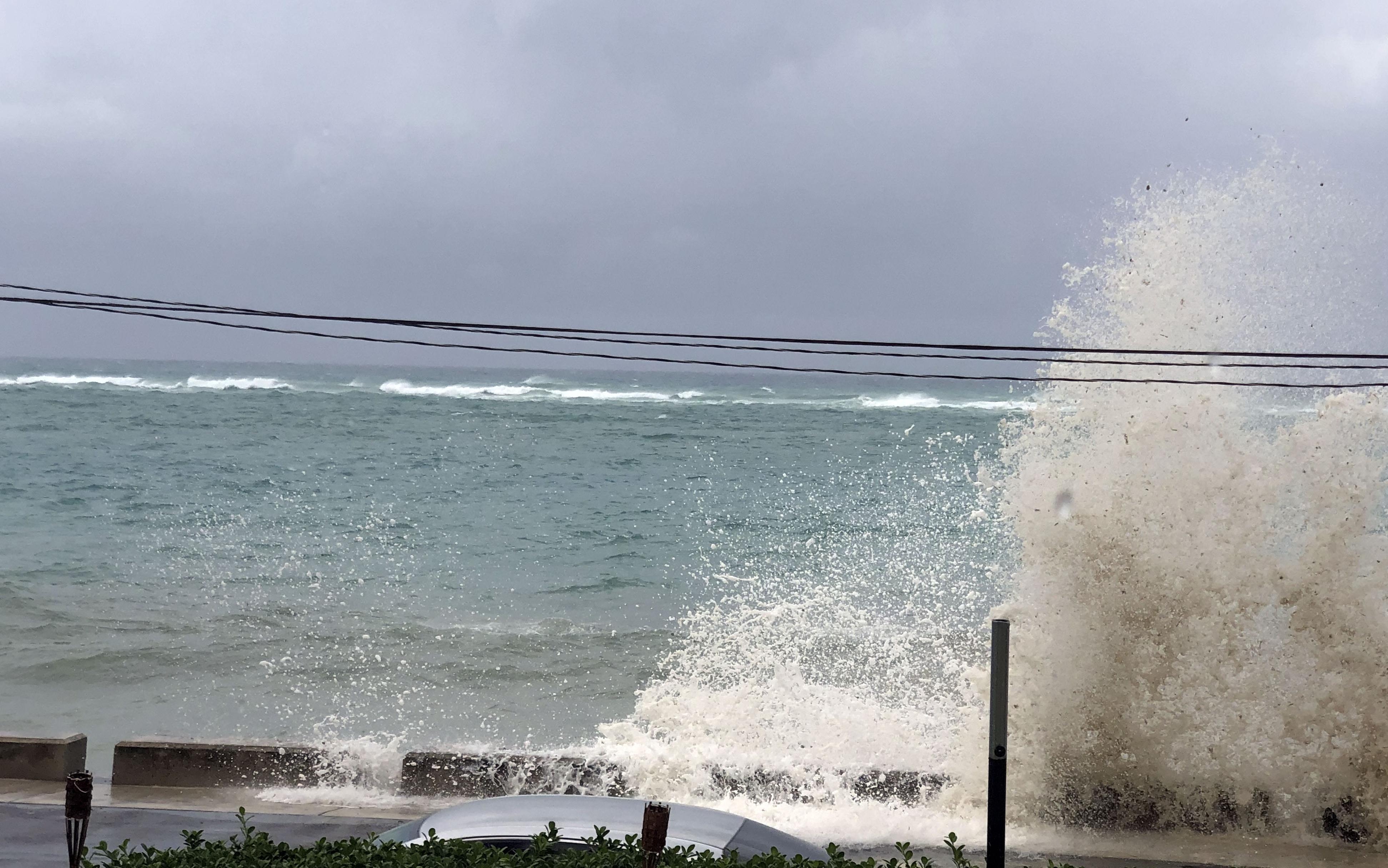 Olas azotan en la costa de Nassau, Bahamas, este domingo. AFP/L. Worboys