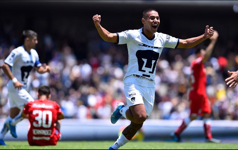 El jugador Bryan Mendoza celebra su gol ante Toluca. IMAGO7 / A. Suárez
