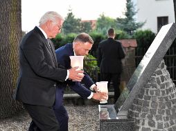 Frank-Walter Steinmeier (i) y Andrzej Duda encendieron velas en la ceremonia de este domingo en Westerplatte, Polonia. EFE/EPA/G. Michalowski