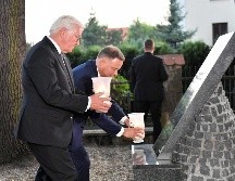 Frank-Walter Steinmeier (i) y Andrzej Duda encendieron velas en la ceremonia de este domingo en Westerplatte, Polonia. EFE/EPA/G. Michalowski