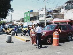 Agentes de vialidad, clientes y locatarios tienen una difícil convivencia. EL INFORMADOR / E. Barrera