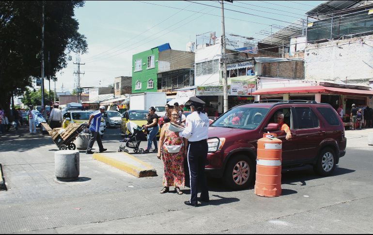 Agentes de vialidad, clientes y locatarios tienen una difícil convivencia. EL INFORMADOR / E. Barrera