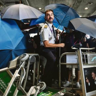 Manifestantes toman aeropuerto de Hong Kong