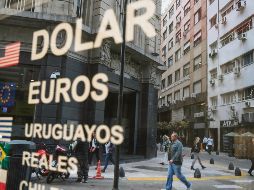 Los argentinos temen una medida con semejanzas al “corralito”, aplicado en 2001 durante la crisis económica del país. AFP