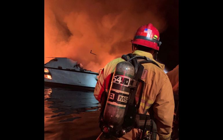 Los bomberos intentaban apagar el incendio en la embarcación. EFE/Departamento de Bomberos de Ventura