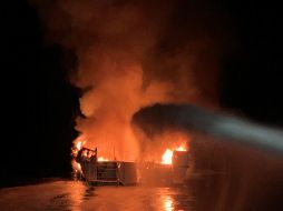 Los bomberos intentaban apagar el incendio en la embarcación. EFE/Departamento de Bomberos de Ventura