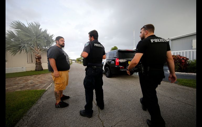 Policías de Vero Beach, Florida, informan a habitantes de una zona de casas móviles que deben evacuar. AP/G. Herbert