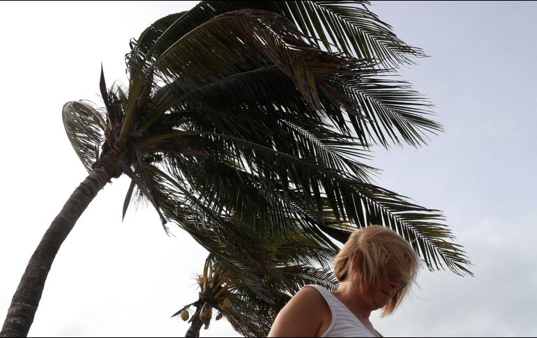Este domingo, el huracán “Dorian” pegó con fuerza contra la isla de Abaco con fuertes vientos y oleaje. AFP / M. Wilson