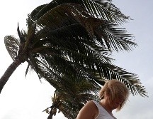 Este domingo, el huracán “Dorian” pegó con fuerza contra la isla de Abaco con fuertes vientos y oleaje. AFP / M. Wilson