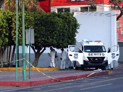 Forenses recolectan evidencias en el sitio del ataque en Cuernavaca. EFE