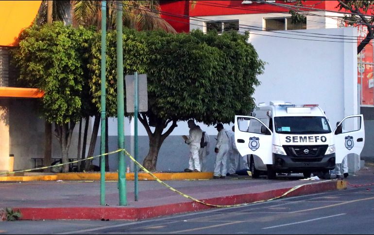 Forenses recolectan evidencias en el sitio del ataque en Cuernavaca. EFE