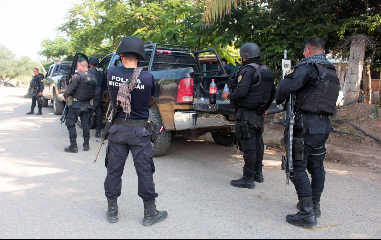 Elementos policiales de Michoacán y Jalisco blindan con barricadas la frontera estatal de Tepalcatepec luego del ataque del pasado viernes. SUN