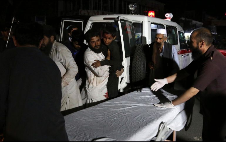 Personal médico traslada a uno de los heridos a un hospital cercano. AP/R. Gul