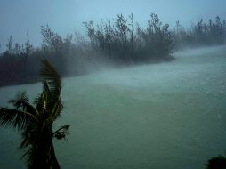 Vientos del huracán azotan este lunes en Freeport, Gran Bahama. AP/R. Espinosa