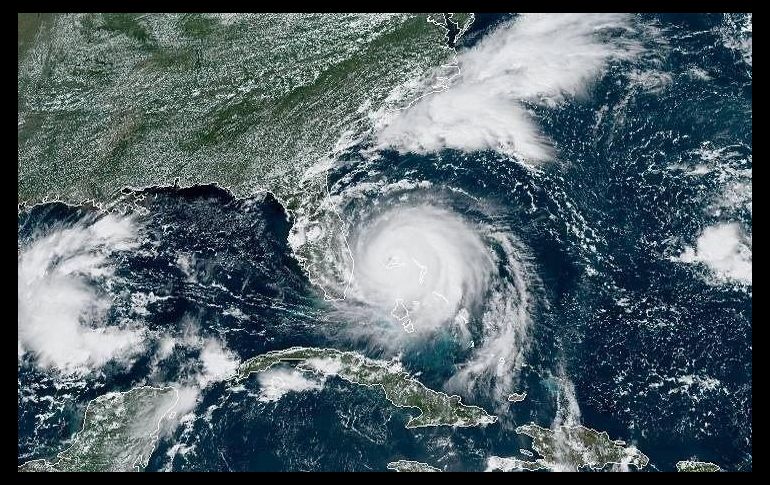 El huracán Dorian se movía este lunes muy lento hacia el este de la península de Florida. EFE/NOAA