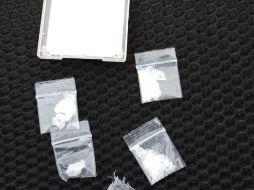 Los policías encontraron que la mujer portaba en un estuche de maquillaje cinco envoltorios. ESPECIAL