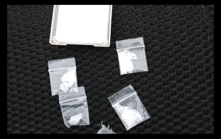 Los policías encontraron que la mujer portaba en un estuche de maquillaje cinco envoltorios. ESPECIAL