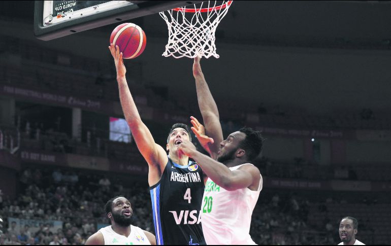 Luis Scola  (#4) aportó 23 puntos para la victoria de Argentina. AP