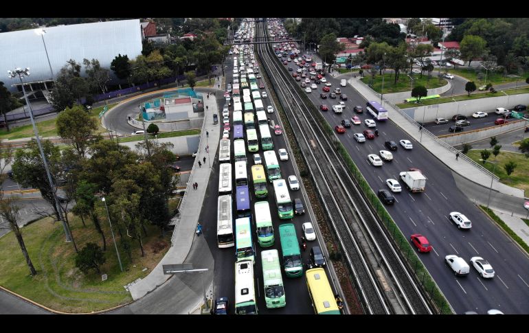 Transportistas se manifiestan en Ciudad de México para exigirle al gobierno aprobar el aumento de las tarifas. NTX/A. Meléndez