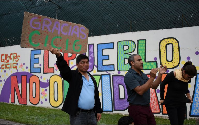 Manifestantes agradecieron la labor de la Cicig afura de sus instalaciones en Ciudad de Guatemala, el pasado 31 de agosto. AFP/ARCHIVO