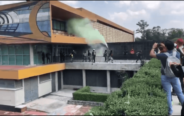 Algunos realizan pintas y otros traen tubos y tablas. ESPECIAL