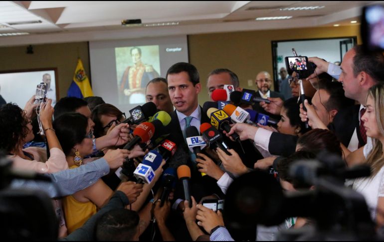 Juan Guaidó habla con periodistas tras una reunión del Parlamento venezolano, en Caracas. AP/A. Hernández