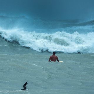 Fuertes vientos del huracán "Dorian" azotan costa de Florida
