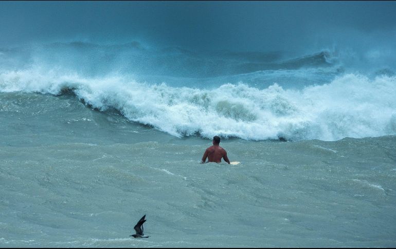 Un surfista aprovecha las olas altas en Fort Pierce, Florida. EFE/C. Herrera