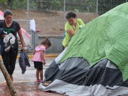 Migrantes, en medio de la lluvia en un campamento de Matamoros. EFE/A. Pineda