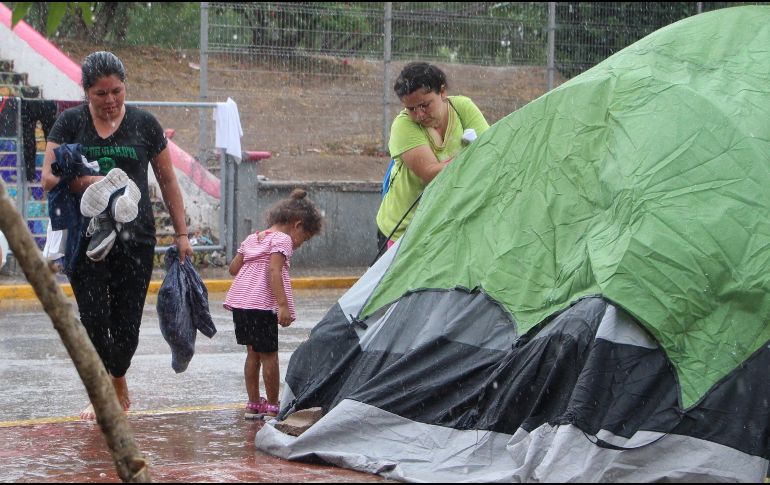 Migrantes, en medio de la lluvia en un campamento de Matamoros. EFE/A. Pineda