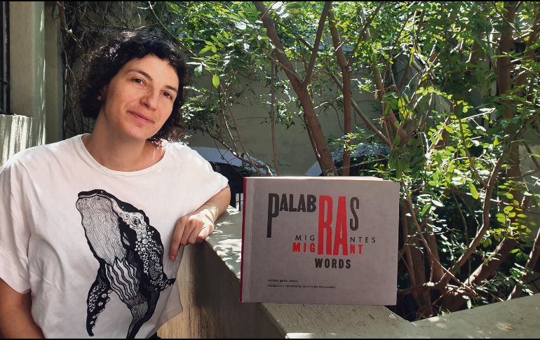 Verónica Gerber Bicecci, la también artista visual, junto al libro recién publicado “Palabras migrantes / Migrant Words”. EL INFORMADOR / J. Pérez