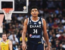 Giannis Antetokounmpo, la estrella de la NBA, no pudo evitar la caída de Grecia. AFP