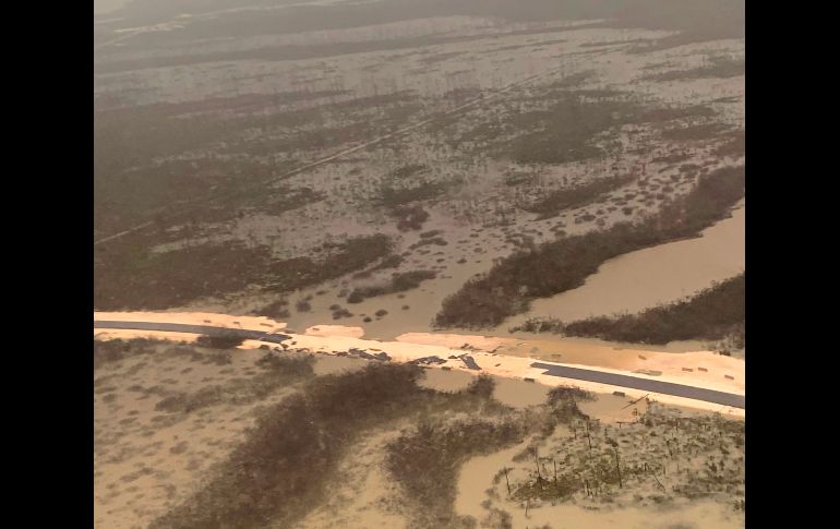 El huracán arrasó con el asfalto de esta carretera. La Guardia Costera estadounidense captó la destrucción en Bahamas durante recorridos en helicópteros. AFP /Guardia Costera de EU