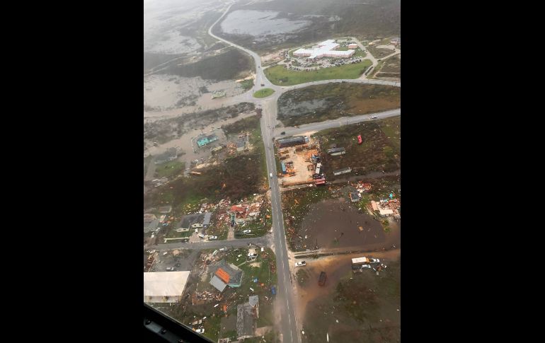 Los daños cerca de la clínica de Marsh Harbour Clinic (arriba a la derecha). AFP/Guardia Costera de EU