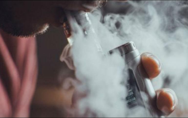 Otros ingredientes en el líquido de los e-cigarrillos incluyen partículas ultrafinas que pueden llegar a los pulmones, compuestos para dar sabor como el diacetilo, un químico vinculado con graves enfermedades pulmonares, y metales pesados como níquel, estaño y plomo. TWITTER/ @COFEPRIS