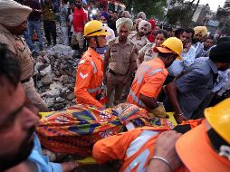 La cadena de televisión delhi NDTV mostró imágenes del lugar del accidente, donde se puede ver cómo asciende una espesa cortina de humo blanco junto a un río. EFE/ R. Pal