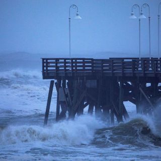 Huracán "Dorian" descarga lluvia y deja cortes de luz Florida