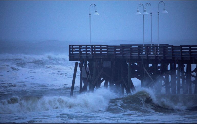 Olas golpean en un embarcadero en Daytona Beach, Florida. El huracán se encontraba esta mañana a unos 155 kmal este-noreste de esta población. EFE/EPA/J. Lo Scalzo