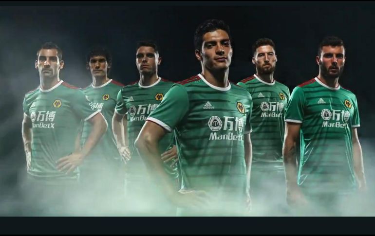 El Wolverhampton muestra al mundo su uniforme e incluso, no dejan pasar la ocasión para llamarse ''el equipo europeo más mexicano''. TWITTER / @Wolves