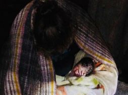 Los oficiales recibieron a una bebé de unos dos kilogramos, la cual se hallaba en buen estado de salud, al igual que la mamá. ESPECIAL/ Policía de Guadalajara