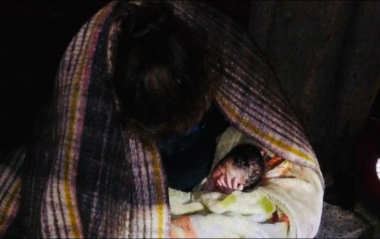 Los oficiales recibieron a una bebé de unos dos kilogramos, la cual se hallaba en buen estado de salud, al igual que la mamá. ESPECIAL/ Policía de Guadalajara